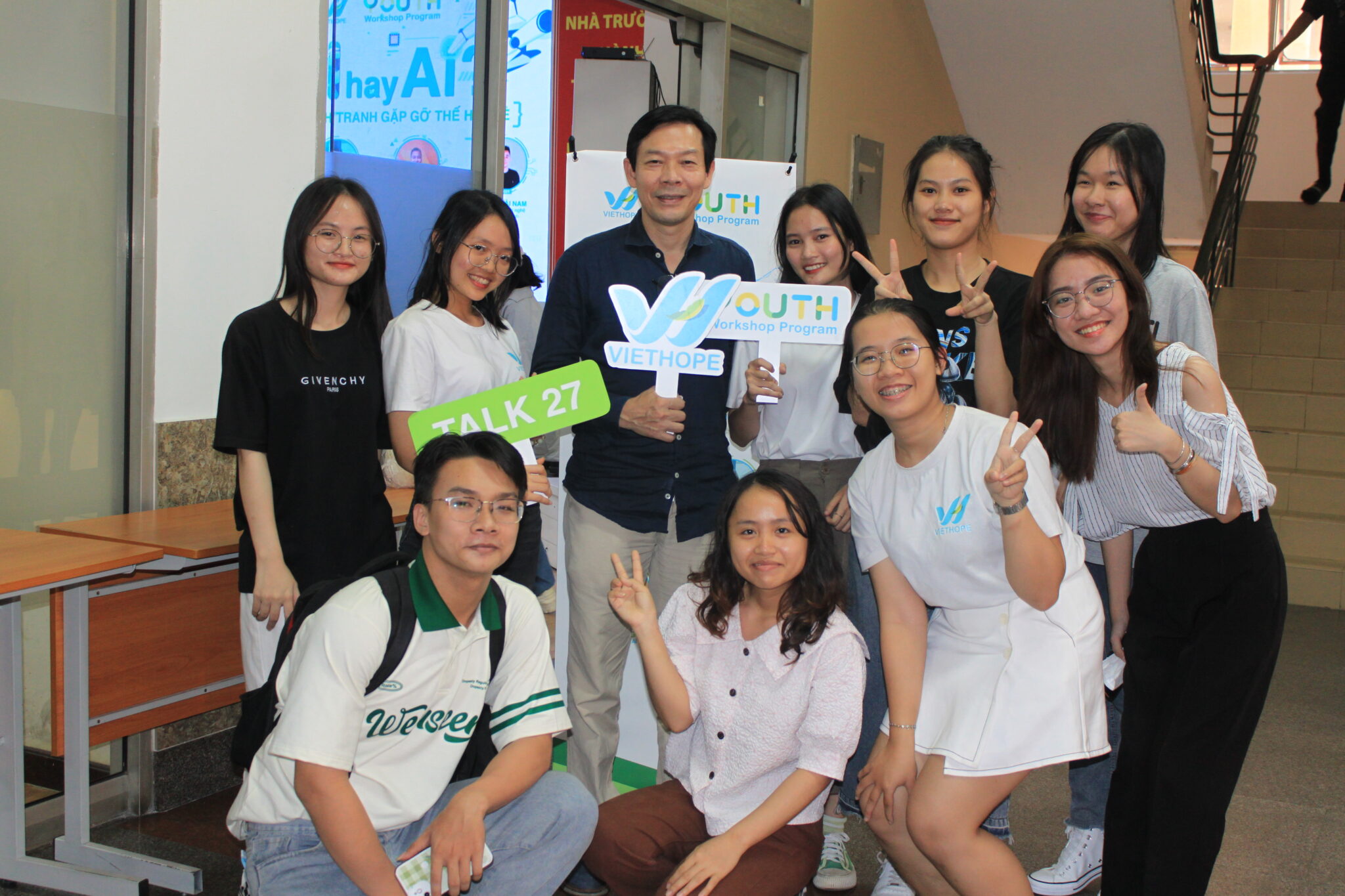 Students VietHope taking photo with Mr. Phong at Talk 27