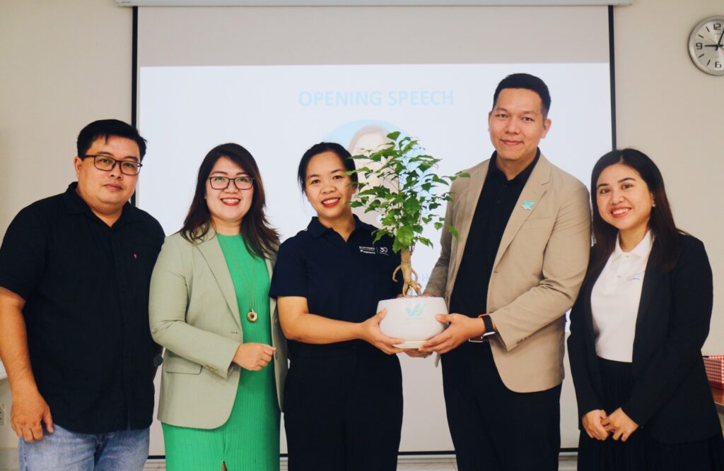 Chị Huỳnh Minh Hà (Giám đốc điều hành) và Anh Lê Phú Đông (Giám đốc chương trình) đại diện VietHope thân tặng Nhà máy Cần Thơ một món quà nhỏ thay cho lời cảm ơn cho chuyến tham quan lần này
