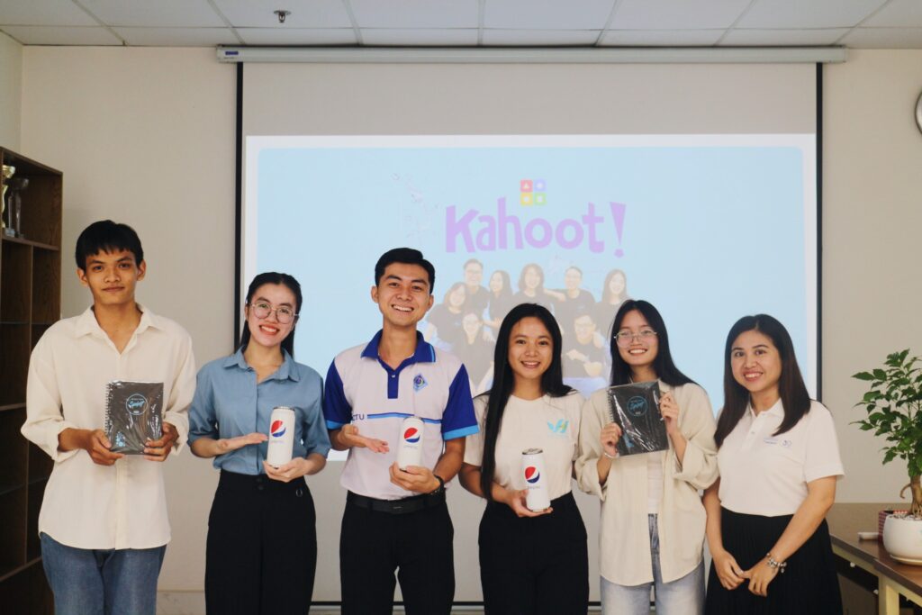 Top 5 sinh viên xuất sắc chiến thắng trò chơi Kahoot chụp hình kỷ niệm cùng những món quà dễ thương đến từ Suntory Pepsico