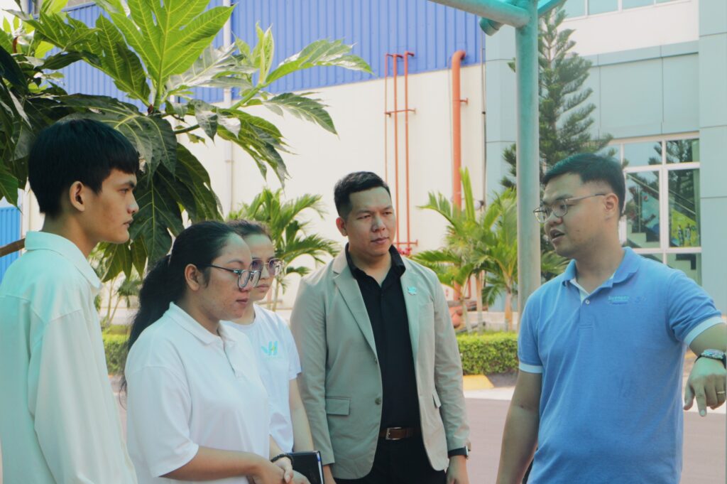 Anh Hùng - Operations Excellence Executive đang giới thiệu tổng quan hoạt động của nhà máy trước khi tiến vào khu dây chuyền sản xuất