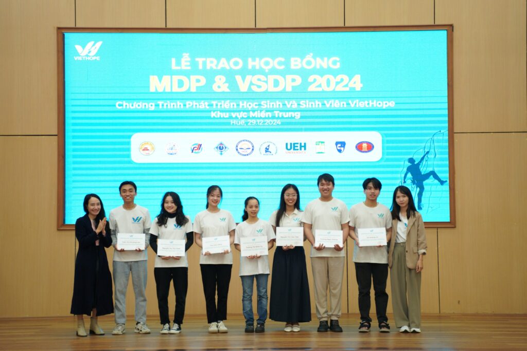 Chị Trương Thu Huế và chị Võ Thị Thu Thảo trao giấy chứng nhận cho các bạn TNV VietHope tại Huế