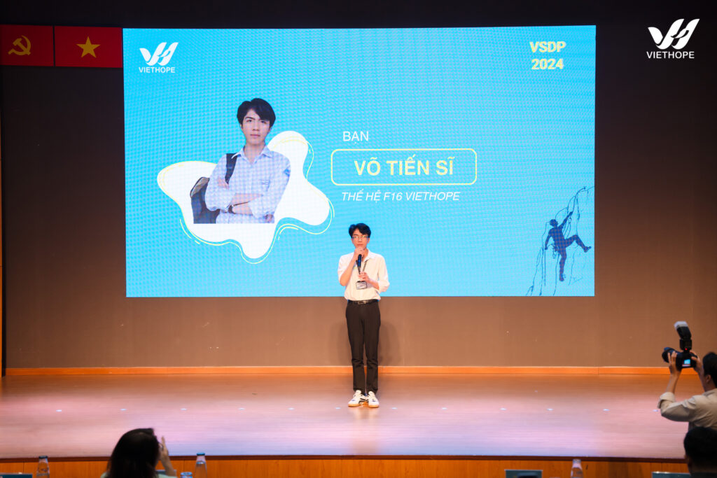 Bạn Võ Tiến Sĩ đại diện sinh viên VietHope phát biểu trong buổi lễ