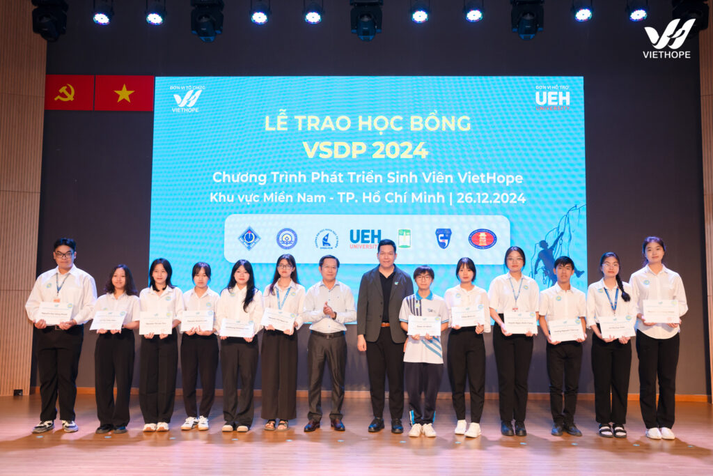 Sinh viên năm 1 nhận học bổng đợt 2 