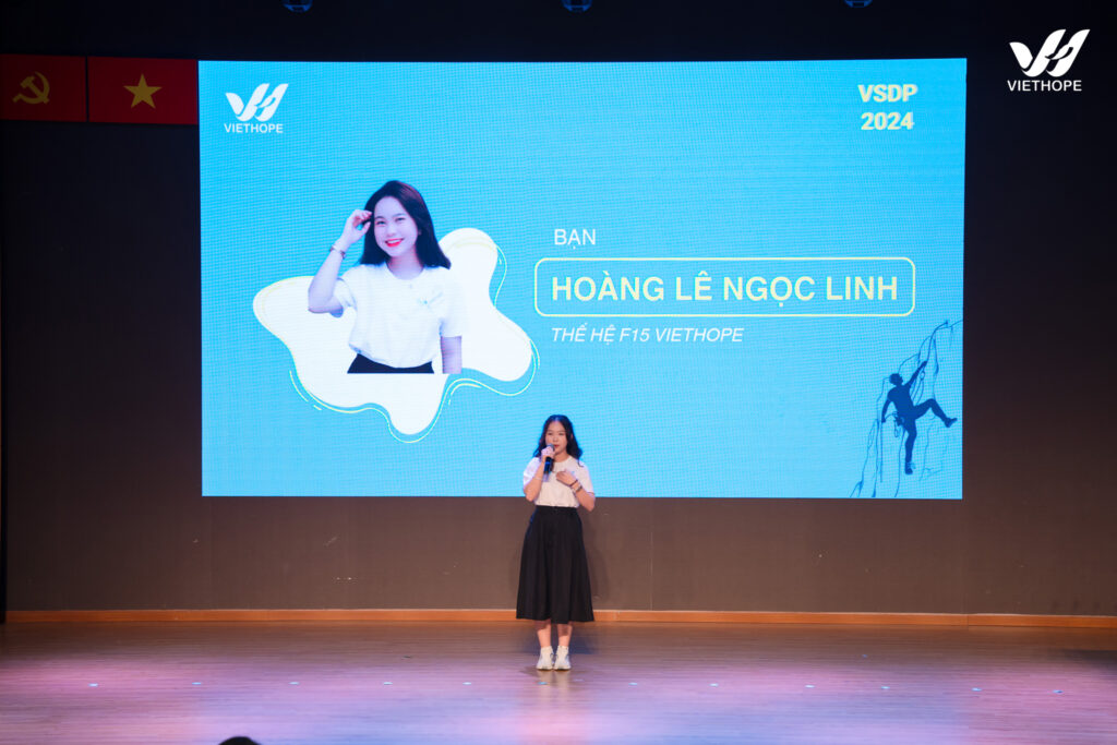 Bạn Hoàng Lê Ngọc Linh đại diện thế hệ F15 VietHope phát biểu trong buổi lễ