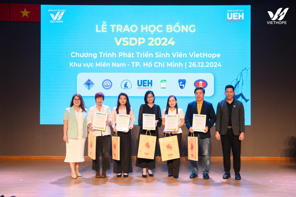 Ban điều hành VietHope tặng thư cảm ơn cho các đối tác chiến lược