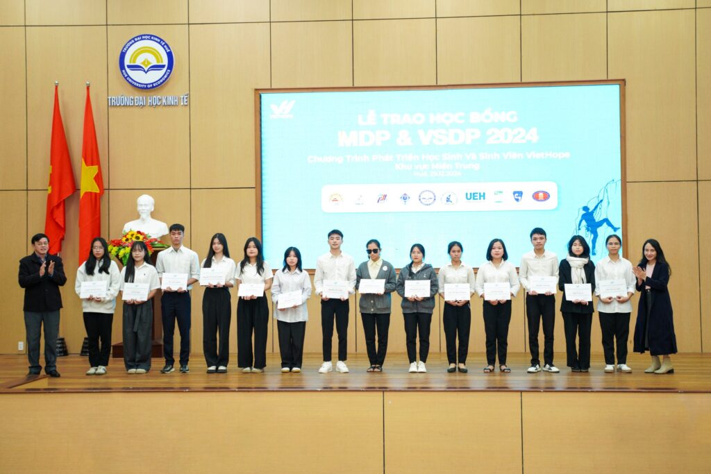Các bạn sinh viên năm 1 nhận học bổng VSDP 2024