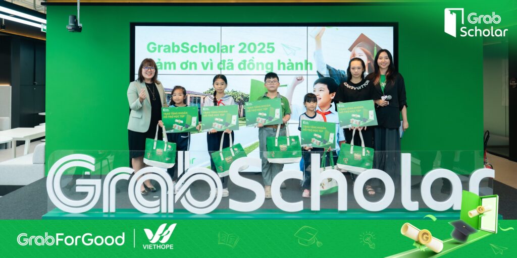 Chị Huỳnh Minh Hà, Giám đốc điều hành VietHope, trao giấy chứng nhận và quà tặng kỷ niệm đến các đại diện học sinh nhận khoản hỗ trợ chi phí sách vở, dụng cụ học tập và các khoản thiết yếu khác cho năm học mới.