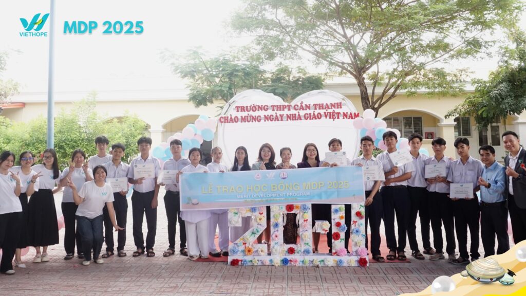 Đại diện các bạn học sinh nhận học bổng cùng quý thầy cô và VietHope