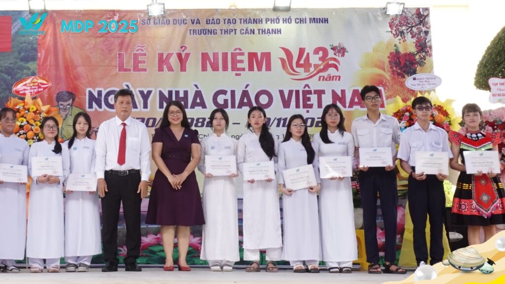 Chị Minh Phương - Quản lý Nhà tài trợ của VietHope, trao học bổng cho các em học sinh