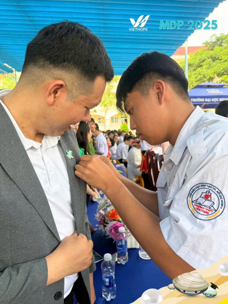 Bạn học sinh trường Cần Thạnh cài hoa lên áo Quý thầy cô và Quý đại biểu để bày tỏ lòng tri ân trong ngày Nhà giáo Việt Nam