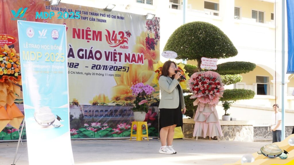 Chị Minh Hà - Giám đốc điều hành chia sẻ tại buổi lễ