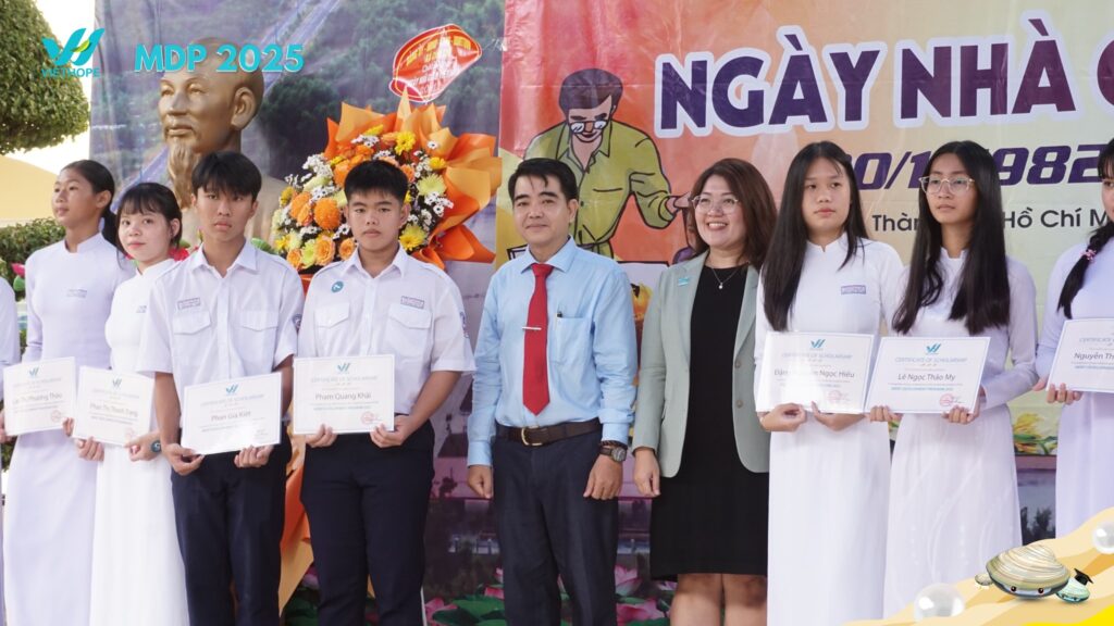 Thầy Lương Văn Minh, Hiệu trưởng Trường THPT Cần Thạnh cùng chị Minh Hà, Giám đốc điều hành VietHope trao học bổng đến các em học sinh