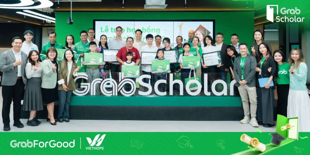 Lễ trao học bổng được tổ chức trong không khí gần gũi và vui tươi tại văn phòng Grab Việt Nam, với sự tham dự của đại diện VietHope và Grab, cùng đại diện học sinh, sinh viên và quý phụ huynh.