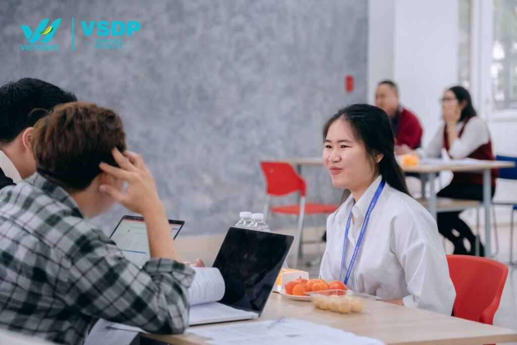 Bạn sinh viên vui vẻ trao đổi với anh chị phỏng vấn.
