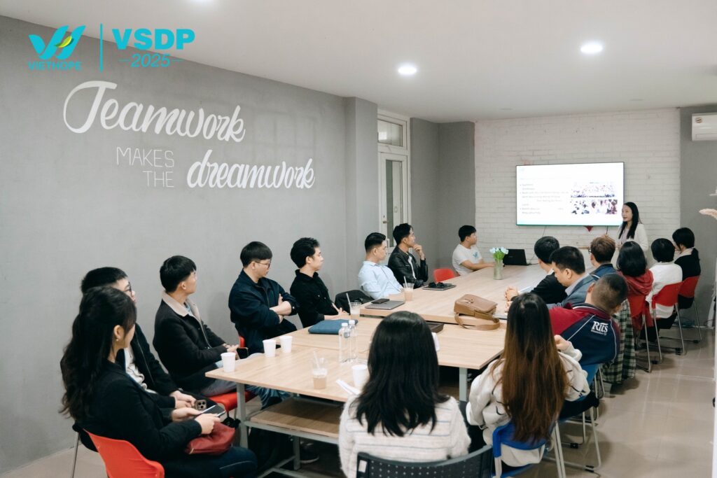 Các anh chị cùng nhau đánh giá và chấm điểm sau phỏng vấn.