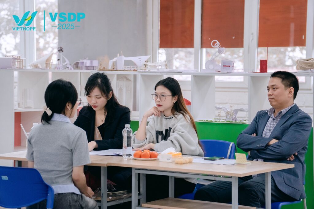 Chị Quỳnh Hương (Giảng viên Khoa Quốc tế, Đại học Huế) - chị Kim Oanh (Team Truyền thông VietHope) - anh Hoàng Anh (Giảng viên Đại học Kinh tế, Đại học Huế) đang phỏng vấn sinh viên.