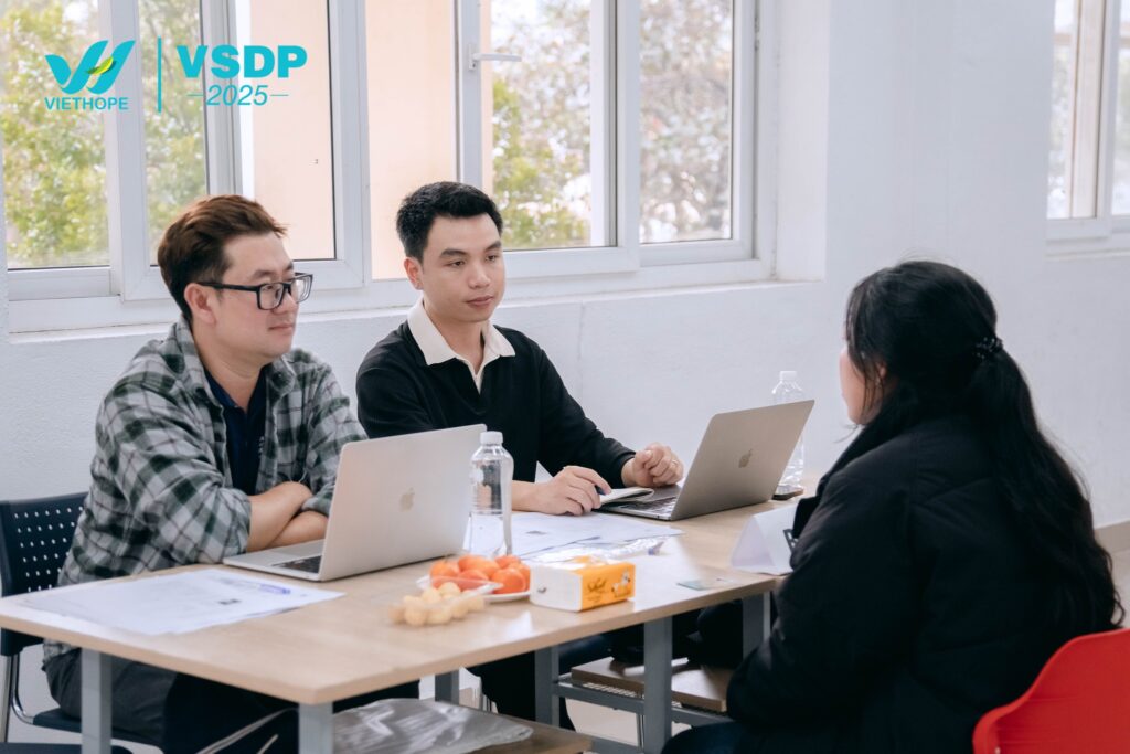 Anh Đức Duy (Giám đốc Truyền thông công ty KMS Technology) - anh Chánh Mẫn (Giám đốc điều hành Inspire Branding - Cựu sinh viên F10 VietHope) đang lắng nghe bạn sinh viên chia sẻ.