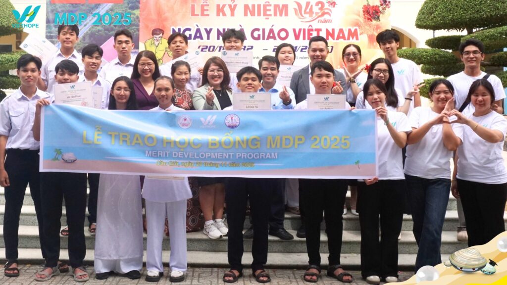 Đại diện các bạn học sinh nhận học bổng cùng quý thầy cô và VietHope