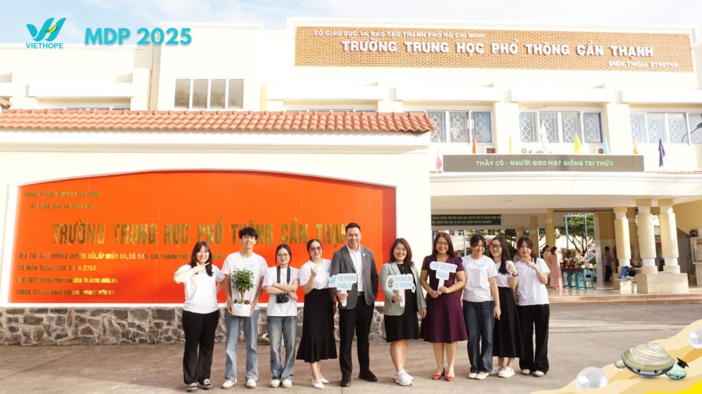 Ban Tổ chức chương trình đã có mặt từ sáng sớm để tham gia buổi lễ