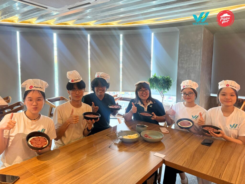 Sinh viên VietHope hào hứng thưởng thức thành phẩm pizza do chính tay mình thực hiện