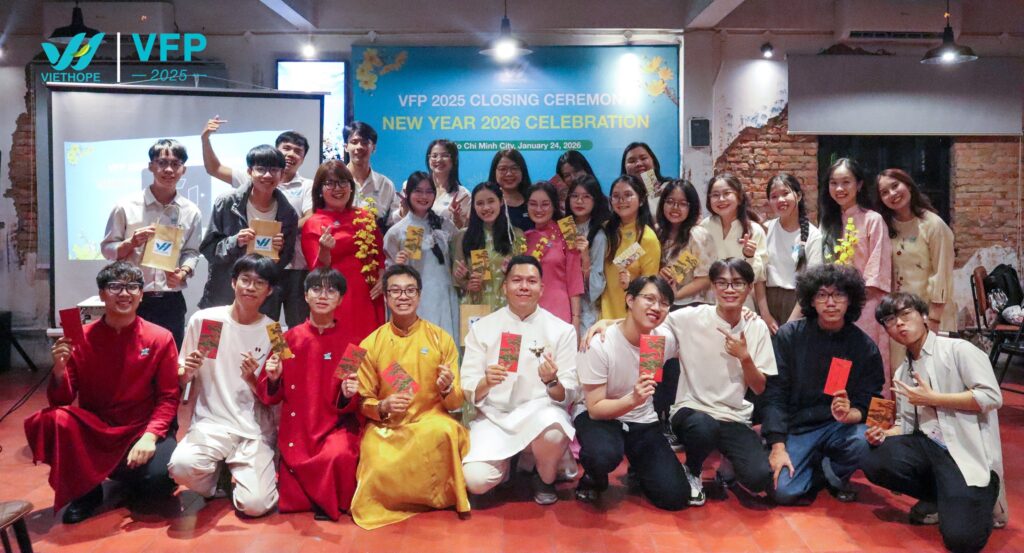 Ban điều hành, Fellow và các Tình nguyện viên VietHope cùng lưu giữ khoảnh khắc ý nghĩa bên nhau