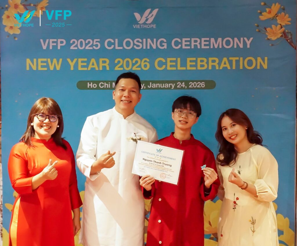 Fellow mùa 2 nhận giấy chứng nhận hoàn thành xuất sắc chương trình VFP 2025