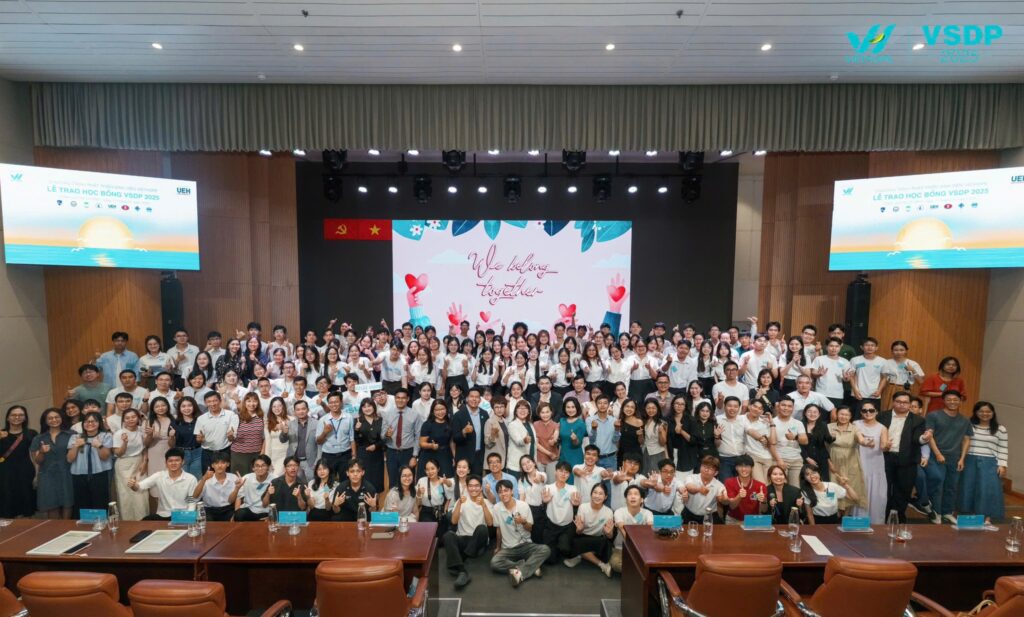 Toàn thể các bạn sinh viên VSDP 2025 cùng quý vị thầy cô các trường đại học đối tác, các đối tác doanh nghiệp, quý khách mời, các anh chị Alumni VietHope và các bạn tình nguyện viên
