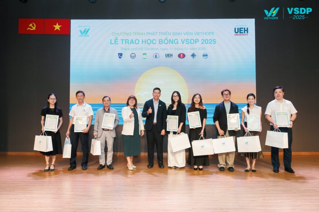 Đại diện 8 doanh nghiệp đối tác nhận thư cảm ơn từ VietHope