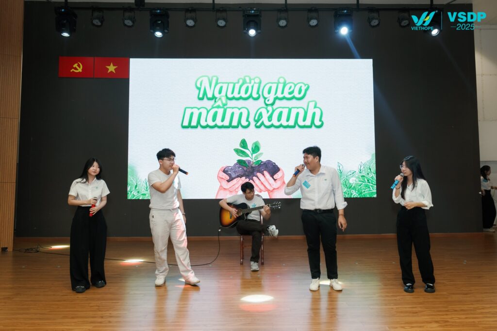 Tiết mục “Người gieo mầm xanh” qua phần thể hiện của các bạn Gia Vỹ, Minh Khôi và Chí Bảo thuộc thế hệ F16 và F17 của VietHope mở màn chương trình VSDP 2025