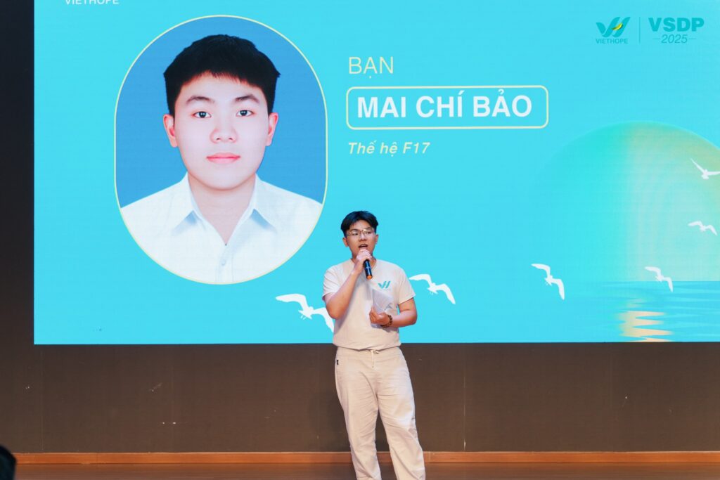 Tiết mục “Người gieo mầm xanh” qua phần thể hiện của các bạn Gia Vỹ, Minh Khôi và Chí Bảo thuộc thế hệ F16 và F17 của VietHope mở màn chương trình VSDP 2025