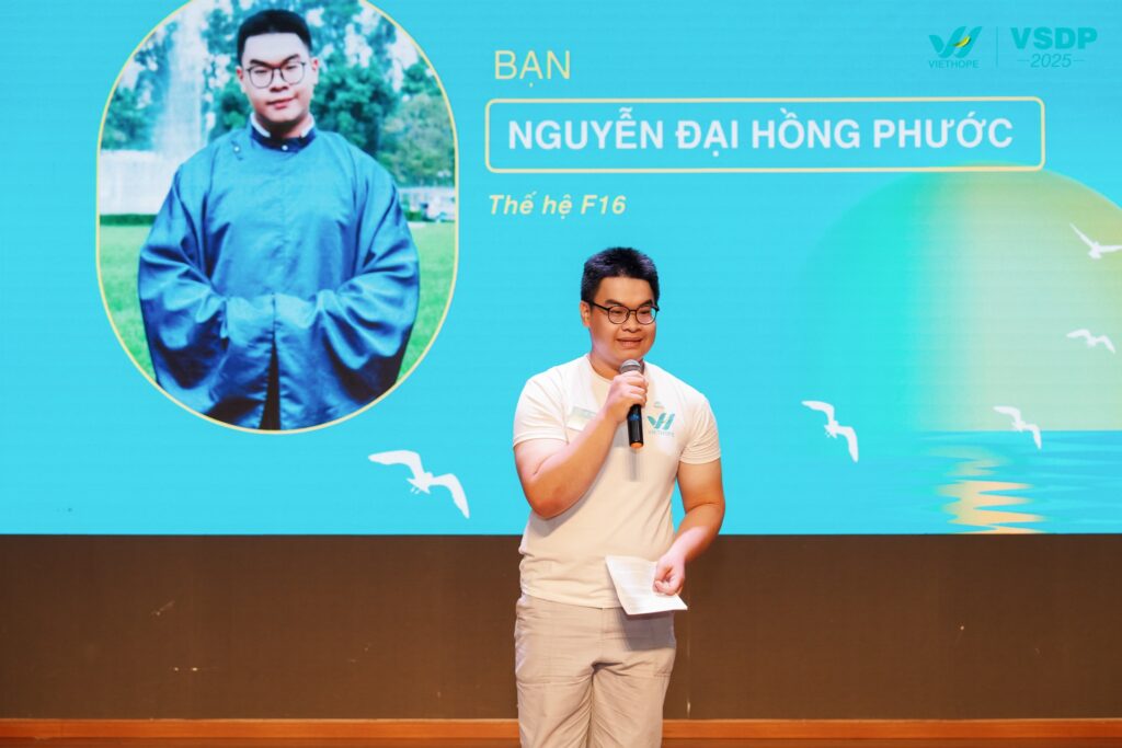 Bạn Nguyễn Đại Hồng Phước (Sinh viên năm 2, ngành Nhân học, trường Đại học Khoa học Xã hội và Nhân văn, ĐHQG TP. HCM) đại diện sinh viên F16 chia sẻ về 1 năm gắn bó với VietHope và VSDP