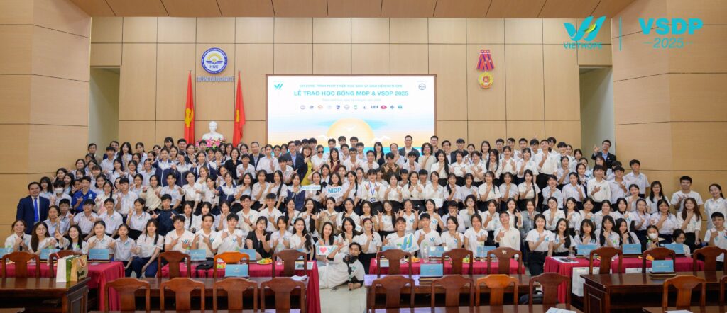 Toàn thể các bạn học sinh MDP & sinh viên VSDP 2025 cùng quý vị thầy cô các trường đại học đối tác, quý khách mời, cùng các anh chị Alumni VietHope và các bạn tình nguyện viên