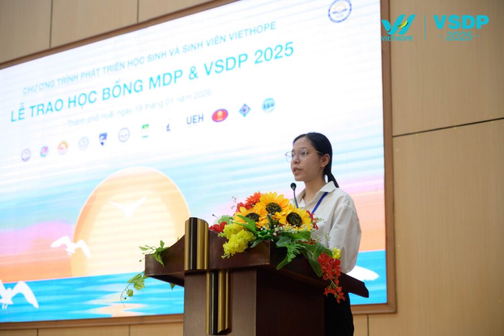 Bạn Hồ Thị Kim Phượng (Sinh viên năm 1, trường Đại học Khoa Học, Đại Học Huế) đại diện học sinh MDP chia sẻ về 3 năm gắn bó với VietHope và MDP