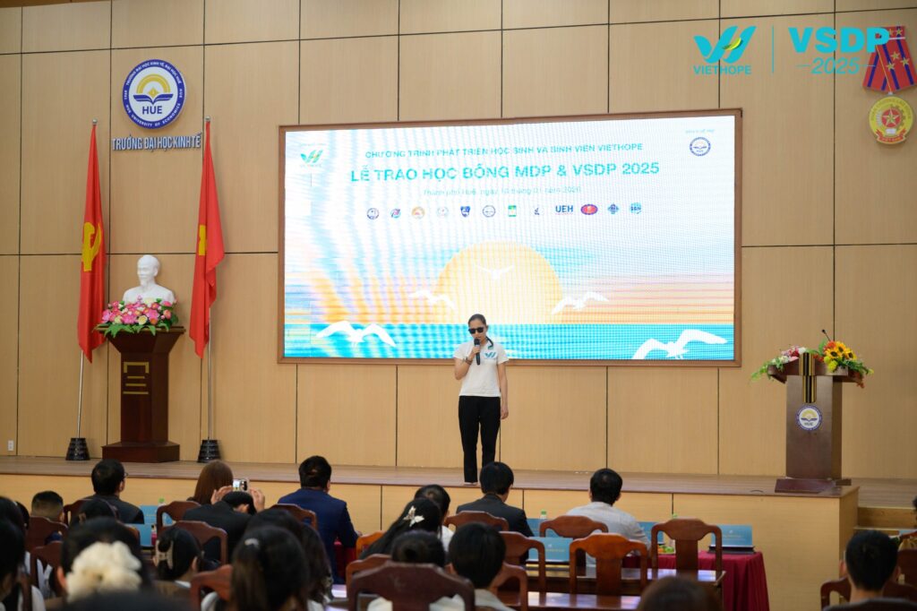 Bạn Hồ Thị Kim Trang (Sinh viên năm 2, trường Đại học Khoa Học, Đại Học Huế) đại diện sinh viên F16 chia sẻ về 1 năm gắn bó với VietHope và VSDP
