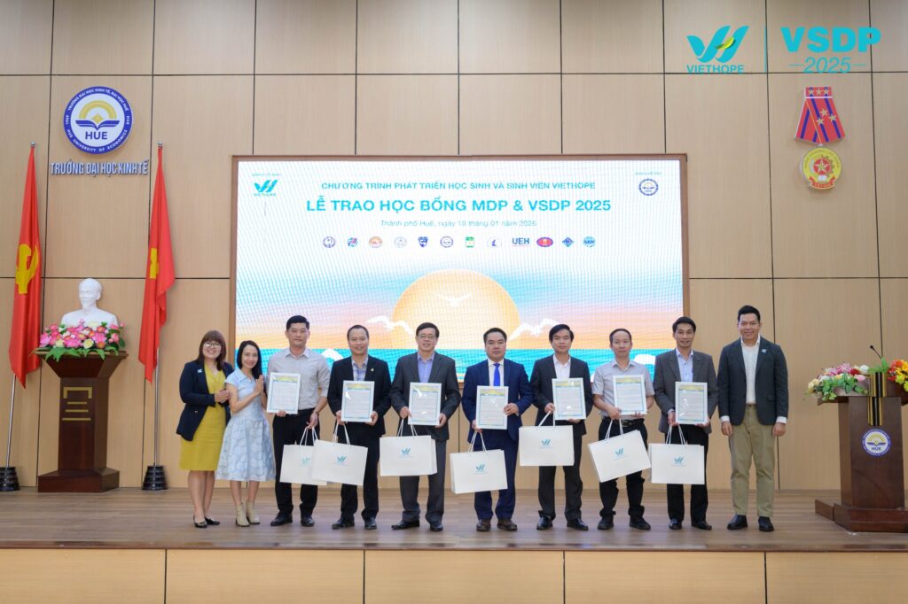 Ban điều hành VietHope cùng trao tặng thư cảm ơn tới các đại diện của các trường đối tác