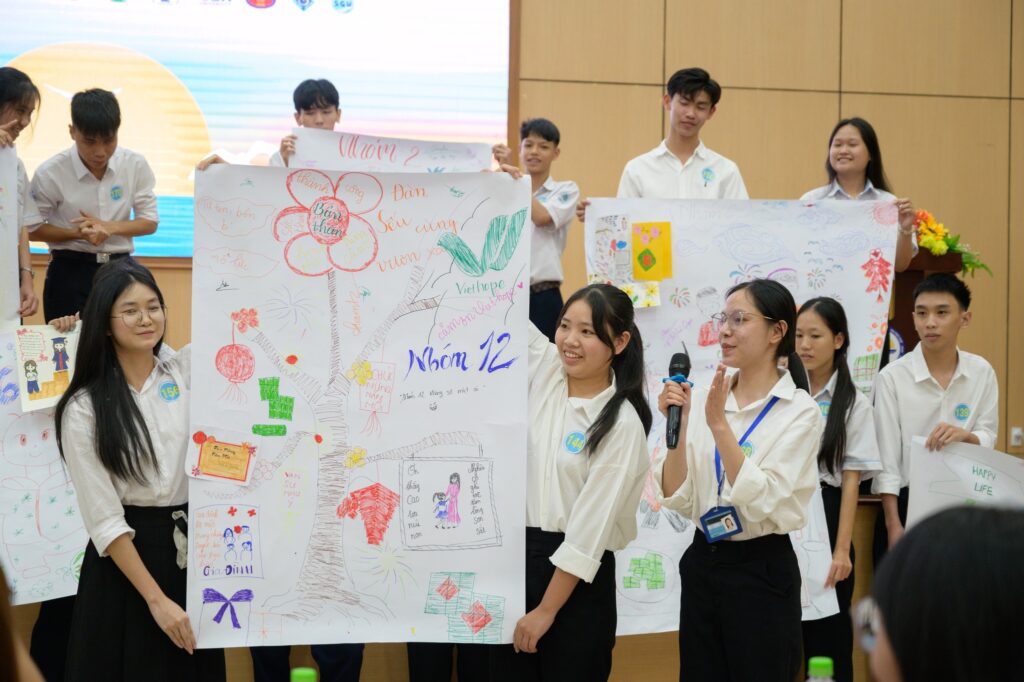 Đại diện các nhóm lần lượt chia sẻ ý tưởng và thông điệp về bức vẽ của nhóm mình