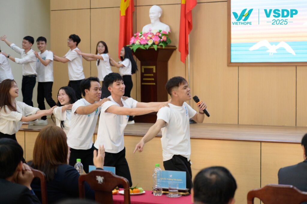 Những phút giây rộn ràng, nơi tiếng cười và sự gắn kết của các bạn sinh viên VSDP, học sinh MDP và các bạn TNV cùng hòa làm một
