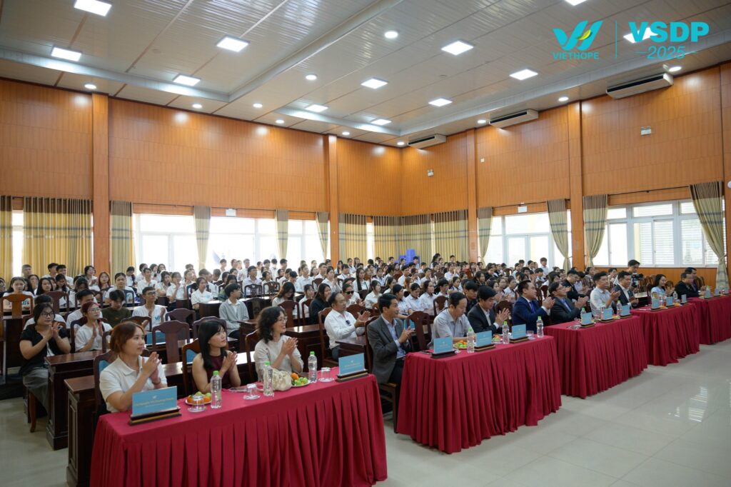 Toàn cảnh hội trường Lễ trao học bổng VSDP 2025