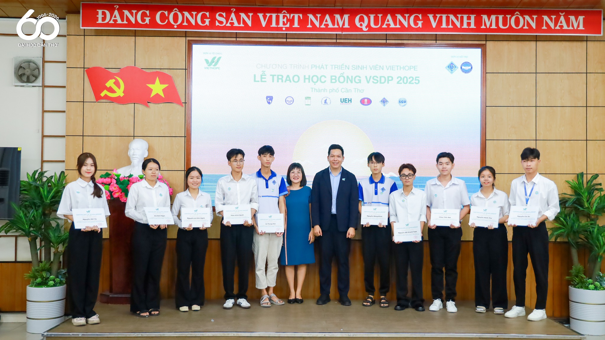 Anh Lê Phú Đông - Giám đốc Điều hành VietHope và Bà Lê Thuỵ Ngọc Lan - Phó Chủ tịch Liên hiệp các tổ chức hữu nghị Thành phố Cần Thơ trao Giấy chứng nhận học bổng cho các bạn sinh viên
