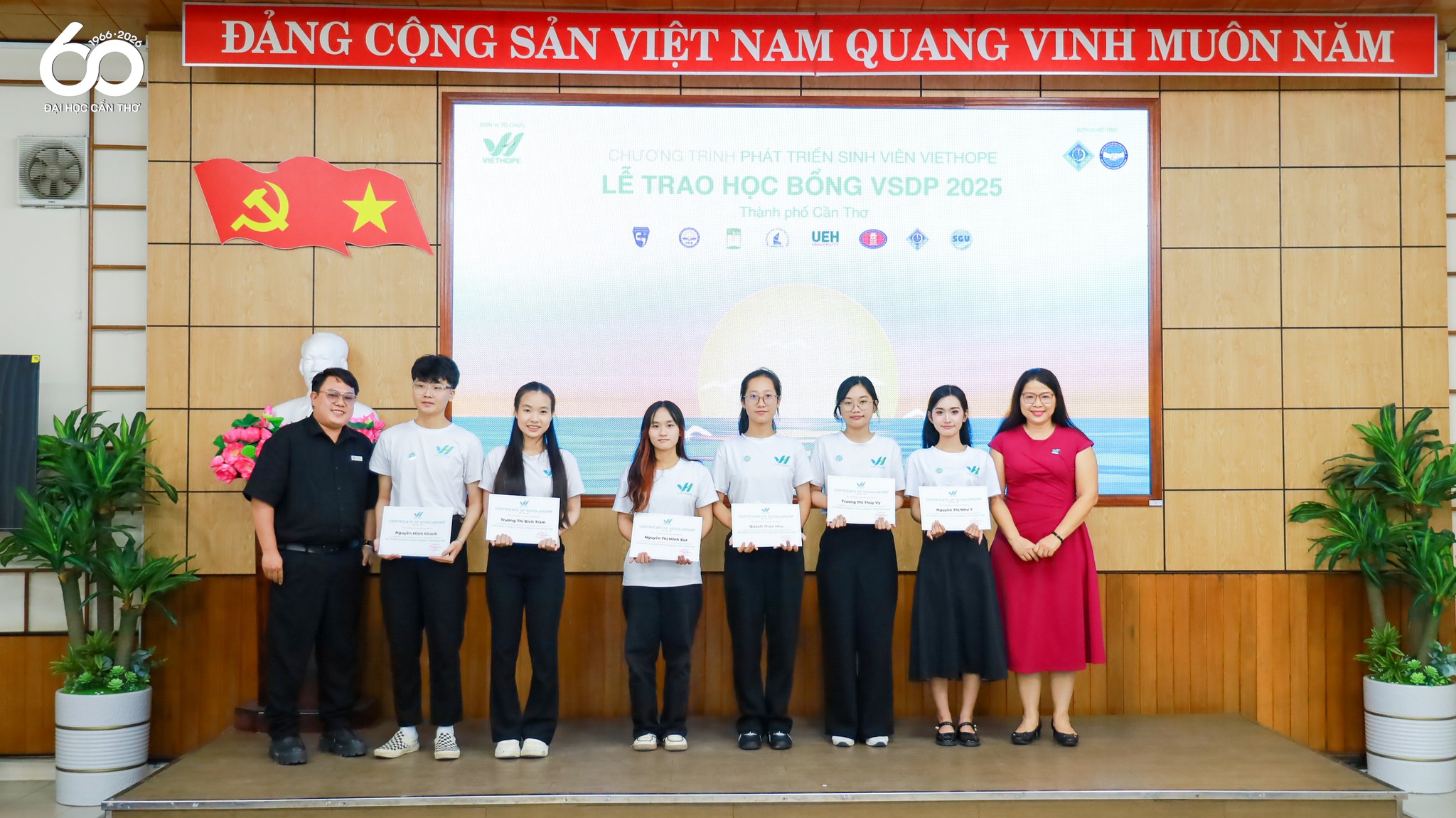 Chị Đặng Thị Minh Phương - Quản lý quan hệ nhà tài trợ VietHope và Anh Lý Duy Huynh - Công ty Cổ phần SeaCorp Academies trao Giấy chứng nhận học bổng cho các bạn sinh viên