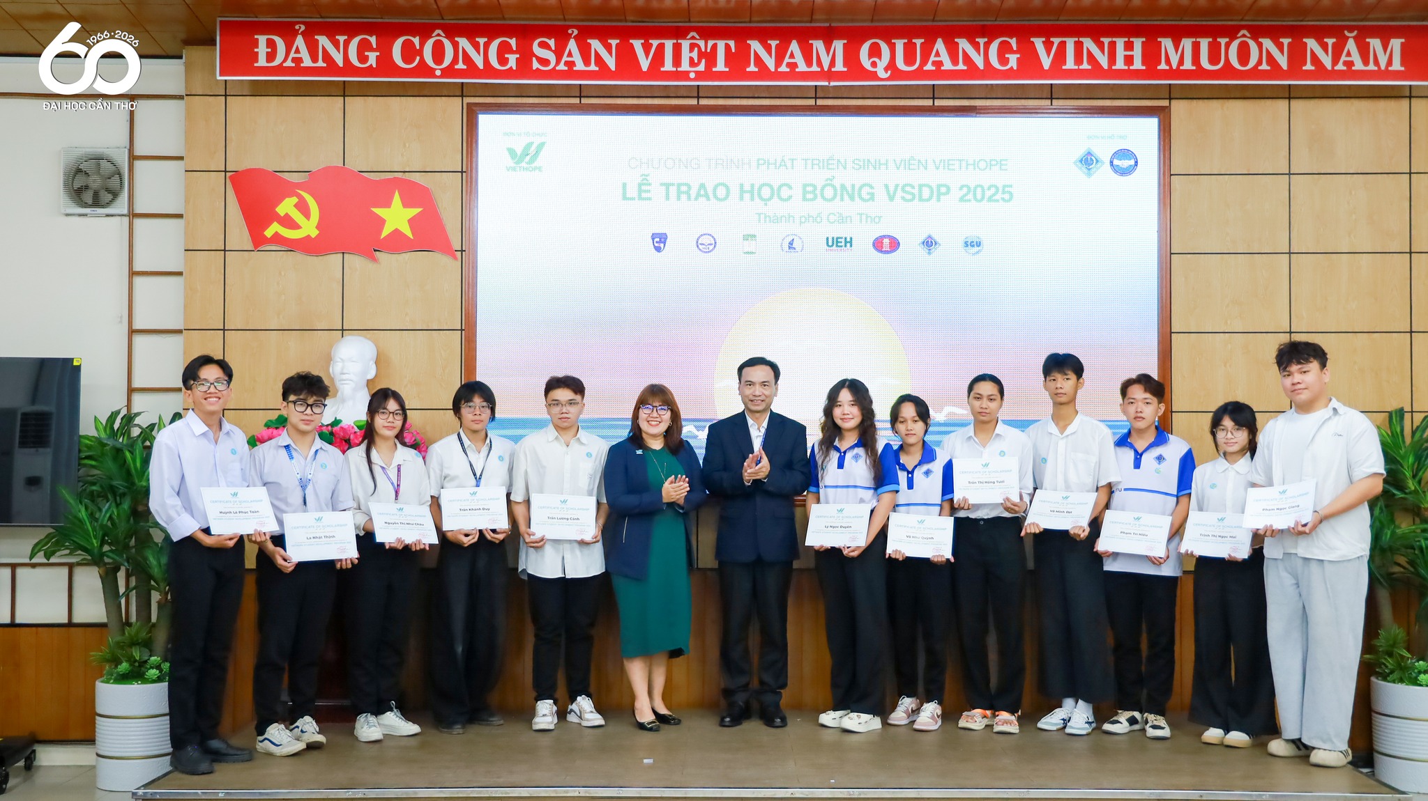 Chị Huỳnh Minh Hà - Giám đốc Điều hành VietHope và TS. Lê Văn Lâm - Phó Hiệu trưởng, Đại học Cần Thơ trao Giấy chứng nhận học bổng cho các bạn sinh viên năm 1