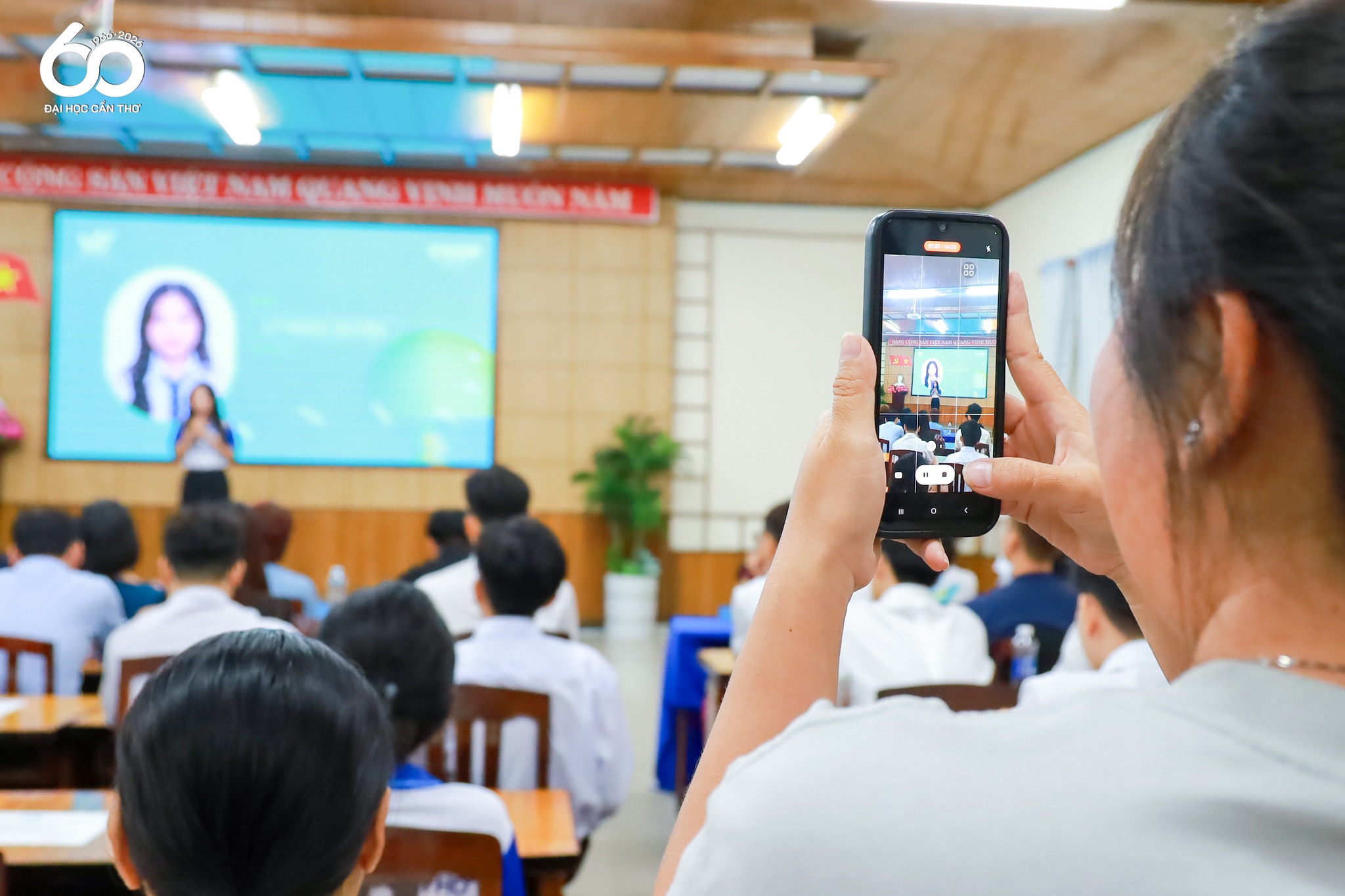 Mẹ của bạn Duyên xúc động và tự hào khi lắng nghe chia sẻ của bạn