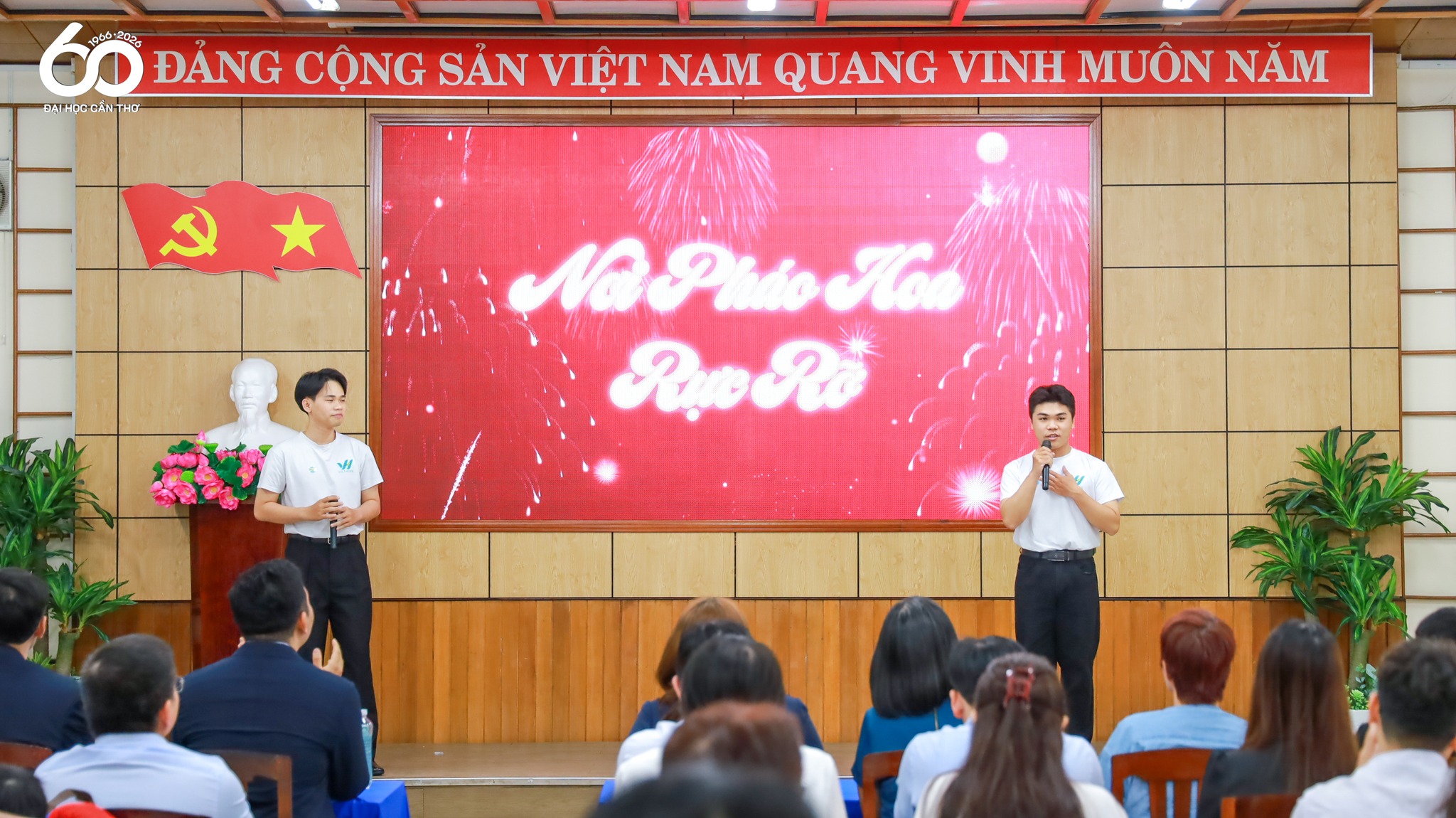 Tiết mục văn nghệ mở đầu qua phần thể hiện của bạn Thanh Duy và Quốc Huy thuộc thế hệ F16 của VietHope