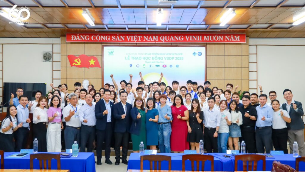 Toàn thể khách mời, đối tác và đại gia đình VietHope trong một khung hình