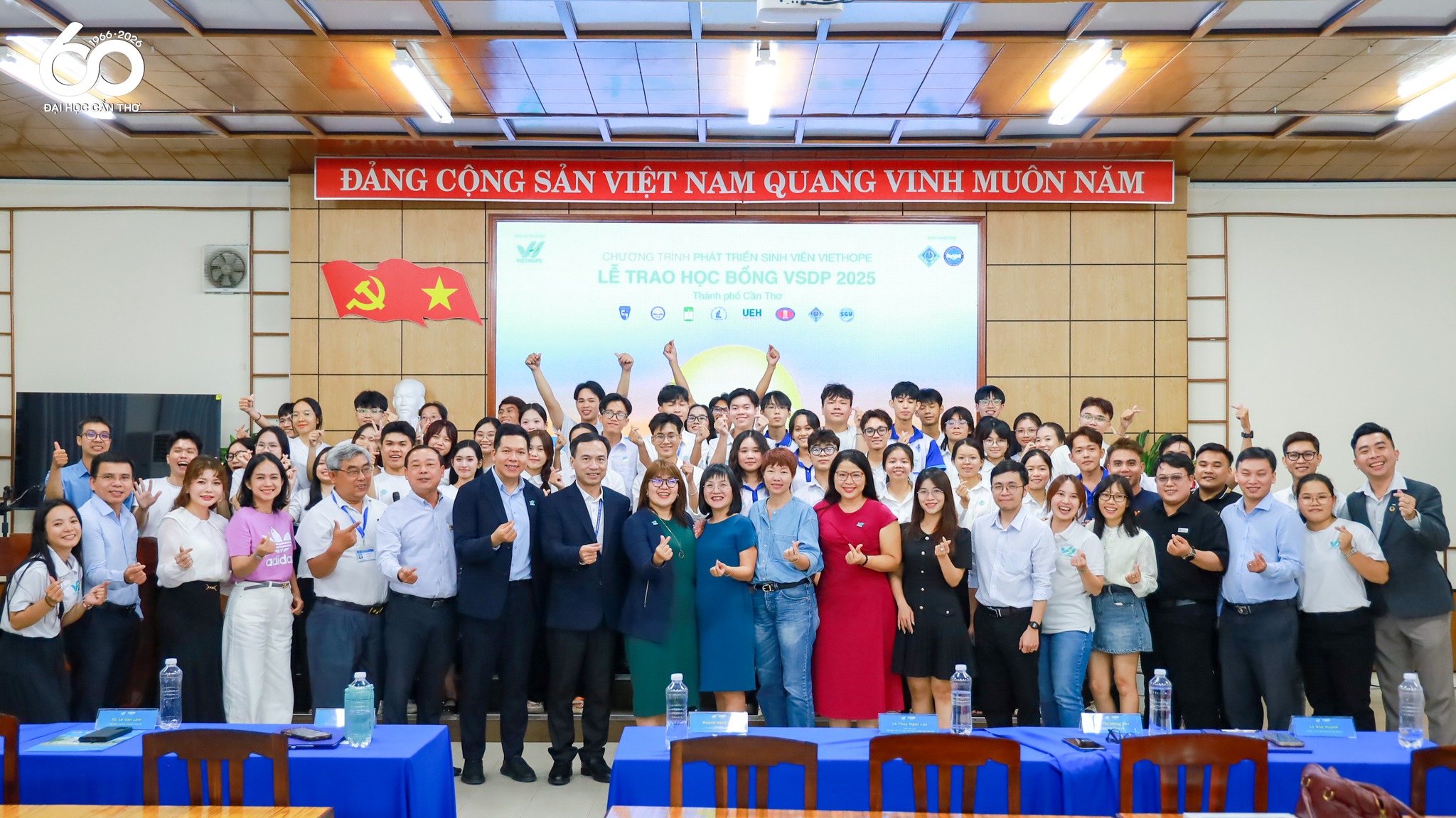Toàn thể khách mời, đối tác và đại gia đình VietHope trong một khung hình